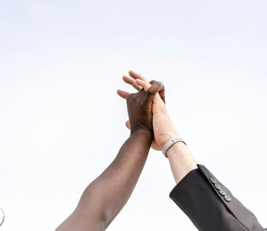 용인 반도체 국가산단, 중앙·지방·기업 상생협약 체결 person wearing black leather strap watch