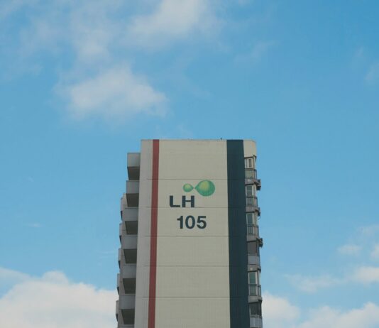 공공분양주택 사전청약 사라진다…본청약 바로 시행 a tall building with a sky background