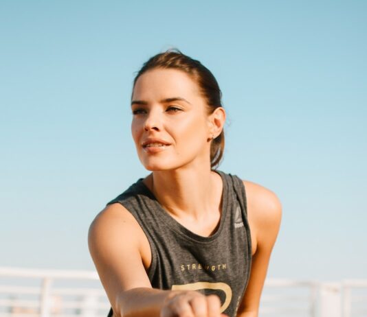 스트레칭으로 스트레스 날려버리기: 몸과 마음을 편안하게 만드는 방법 woman in black tank top and blue denim jeans sitting on brown wooden bench during daytime