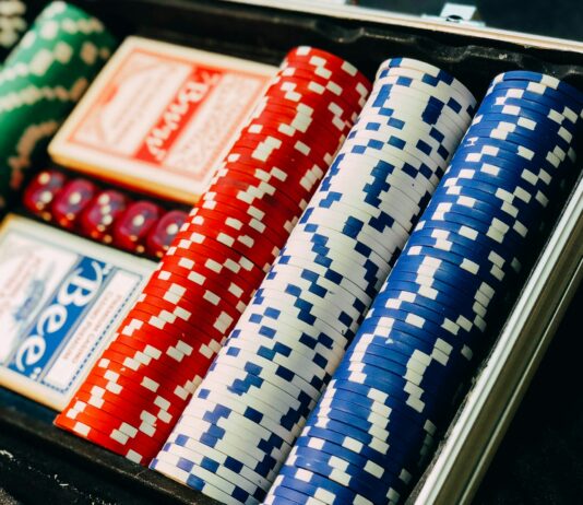 홀덤펍서 획득한 칩 ‘현금화’는 불법…카지노업 유사행위 처벌 closeup photography of poker chip set