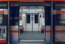 김포골드라인 증차, 2026년까지 출퇴근 혼잡도 30% 감소 추진 open train door with no passengers