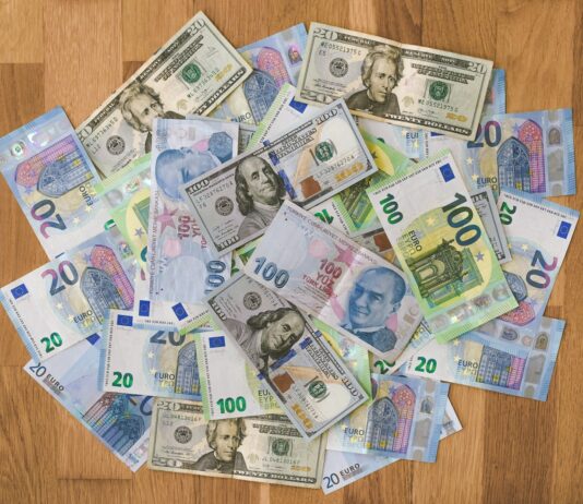 기준년 개편으로 재정·금융지표 개선…GDP 세계순위 상승 10 and 20 banknotes on brown wooden table