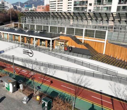 ‘핫한 커피’ & ‘힙한 라면’ 두 물이 만나면? 감성이 흐르는 로 오세요~